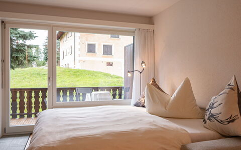 Pontresina 15: Meubles, Propriété, Plante, Bâtiment, Confort, Fenêtre, Bois, Textile, Design Intérieur, Ombre