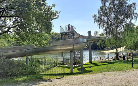 Wemding 200: Arbre, Espace Public, Chute, Toboggan, Parc, Équipement Extérieur Play, Ombre, Terrain De Jeux