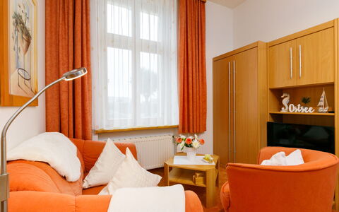 Dinse: Propriété, Meubles, Confort, Fenêtre, Orange, Design Intérieur, Rideau, Bois, Sol, Mur