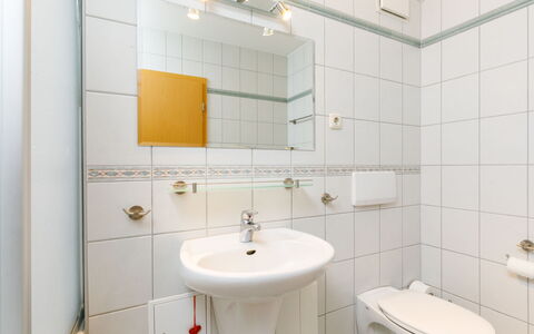 Müller (App. 11 ): Miroir, Luminaire Plomberie, Robinet, Évier, Propriété, Lavabo, Salle De Bains, Violet, Design Intérieur, Éclairage