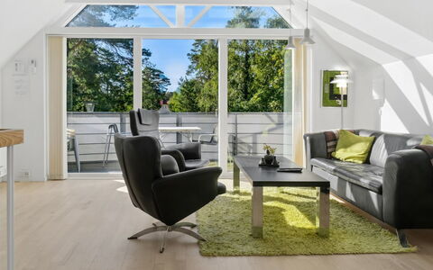 Sophy - 150M from the Sea: Meubles, Design Intérieur, Sol, Bois, Sol, Plafond, Parquet, Chaise, Table, Éclairage