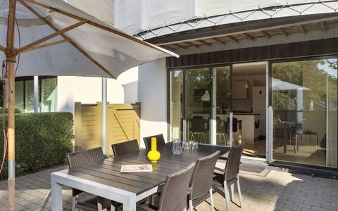 Sophy - 150M from the Sea: Meubles, Design Intérieur, Sol, Bois, Sol, Plafond, Parquet, Chaise, Table, Éclairage