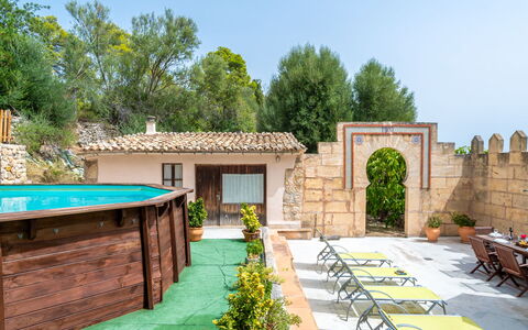 Sa Bisbal: Plante, Ciel, Propriété, Meubles, Table, Ombre, Chaise, Bâtiment, Arbre, Architecture