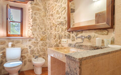 Sa Bisbal: Marron, Miroir, Robinet, Luminaire Plomberie, Propriété, Évier, Fenêtre, Comptoir, Lavabo, Salle De Bains