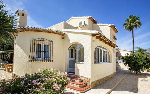Villa Passera: Ciel, Plante, Bâtiment, Nuage, Fenêtre, Maison, Arbre, Quartier, Zone Résidentielle