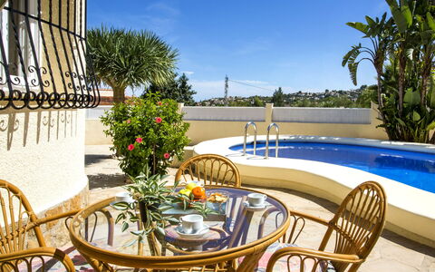 Villa Passera: Ciel, L'Eau, Propriété, Meubles, Plante, Table, Bleu Azur, Chaise, Bâtiment, Mobilier De Jardin