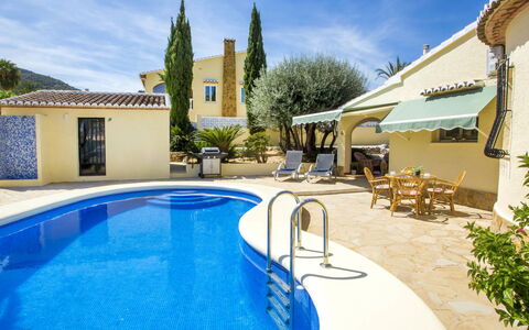 Villa Passera: L'Eau, Nuage, Ciel, Plante, Piscine, Bleu, Ombre, Mobilier De Jardin, Loisir, Arbre