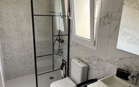 Villa Passera: Propriété, Luminaire Plomberie, Robinet, Blanc, Évier, Lavabo, Design Intérieur, Salle De Bains, Architecture, Sol