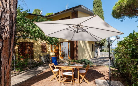 Il Giglio: Plante, Propriété, Ciel, Ombre, Chaise, Table, Mobilier De Jardin, Tableau De Plein Air, Loisir, Arbre