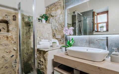 Serena: Miroir, Robinet, Luminaire Plomberie, Évier, Armoire De Toilette, Plante, Lavabo, Salle De Bains, Bleu Azur, Design Intérieur
