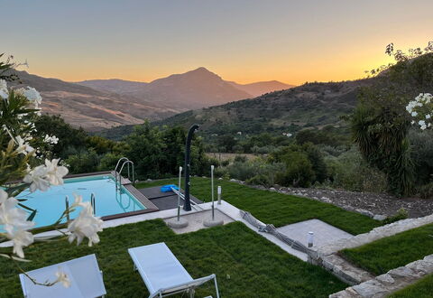 Casa Santa Venera: Ciel, Plante, Propriété, Montagne, Arbre, Mobilier De Jardin, Piscine, Herbe, Loisir, Paysage