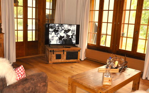 Im Chehr: Table, Meubles, Télévision, Bois, Canapé, Fenêtre, Confort, Bâtiment, Salon, Design Intérieur