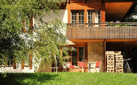 Im Chehr: Plante, Bâtiment, Fenêtre, Arbre, Bois, Lot Terre, Herbe, Maison, Chalet, Zone Résidentielle