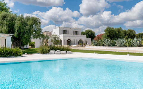 Masseria Isaia: L'Eau, Nuage, Ciel, Plante, Propriété, Bâtiment, Bleu Azur, Arbre, Piscine, Herbe