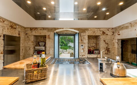 Masseria Isaia: Table, Meubles, Plante, Comptoir, Plante D'Appartement, Design Intérieur, Bois, Cuisine, Chaise, Salon