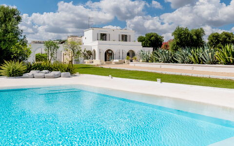 Masseria Isaia: Nuage, L'Eau, Ciel, Propriété, Plante, Bleu Azur, La Nature, Bâtiment, Piscine, Herbe