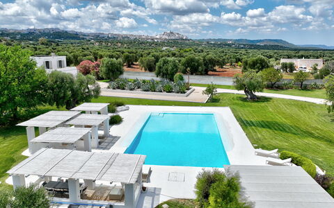 Masseria Isaia: L'Eau, Nuage, Ciel, Propriété, Plante, Piscine, Bleu Azur, Arbre, Bâtiment, Design Urbain