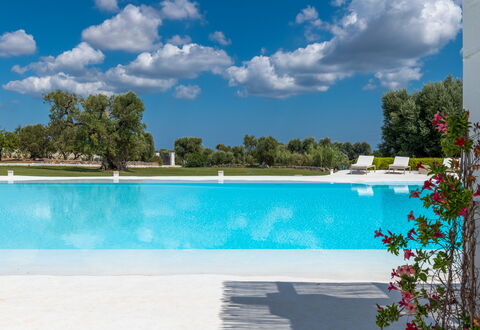 Masseria Isaia: L'Eau, Ciel, Nuage, Plante, Propriété, Piscine, Bleu, Bleu Azur, Arbre, Mobilier De Jardin