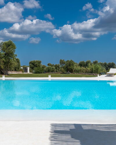 Masseria Isaia: L'Eau, Ciel, Nuage, Plante, Propriété, Piscine, Bleu, Bleu Azur, Arbre, Mobilier De Jardin