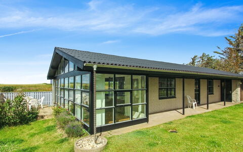 Skyler - 400M from the Sea: Porte, Chalet, Siding, Biens, Ferme, Conception, Cour, Batiments Jardin, Porche, Structure En Plein Air