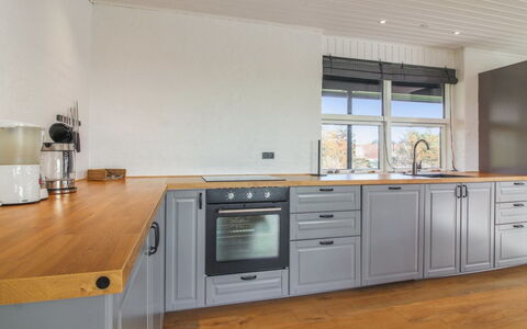 Skyler - 400M from the Sea: Sol, Cuisine, Cabinetry, Bois, Comptoir, Design Intérieur, Appareil De Cuisine, Sol, Tiroir, Meubles