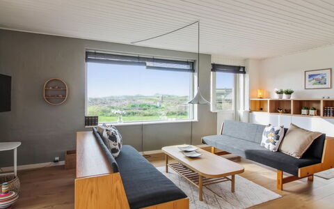 Skyler - 400M from the Sea: Meubles, Design Intérieur, Sol, Canapé, Sol, Salon, Plafond, Pièce, Éclairage, Domicile