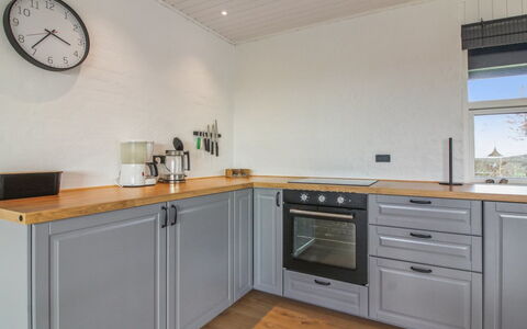 Skyler - 400M from the Sea: Sol, Cabinetry, Bois, Cuisine, Comptoir, Design Intérieur, Sol, Appareil De Cuisine, Tiroir, Meubles