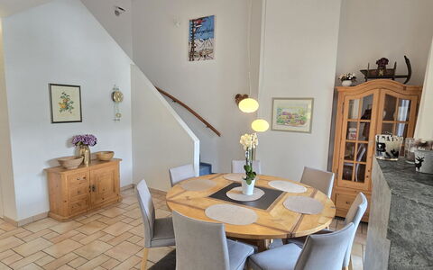 Ferienwohnung Kinsella: Meubles, Design Intérieur, Sol, Chaise, Sol, Table, Bois, Salle À Manger, Table Cuisine Et Salle A Manger, Pièce