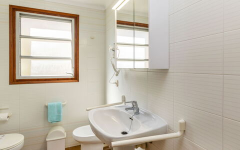 Pals 750: Salle De Bains, Design Intérieur, Sol, Lavabo, Luminaire Plomberie, Mur, Sol, Évier, Bois, Robinet