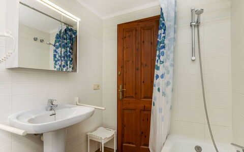 Pals 750: Salle De Bains, Lavabo, Luminaire Plomberie, Sol, Mur, Sol, Design Intérieur, Évier, Robinet, Plomberie