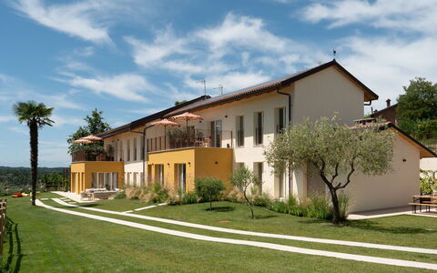 Casa Gallo - Roero - Langhe, Piemonte: Nuage, Plante, Ciel, Bâtiment, Fenêtre, Arbre, Porte, Lot Terre, Maison, Herbe