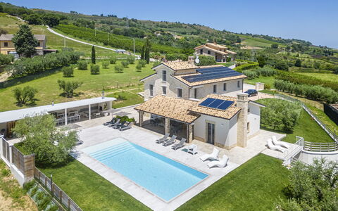 Villa Aso: Plante, Ciel, Propriété, Bâtiment, Fenêtre, Bleu Azur, Arbre, Design Urbain, Loisir, Immobilier