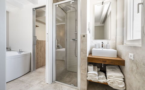 Villa Aso: Luminaire Plomberie, Robinet, Miroir, Bâtiment, Évier, Salle De Bains, Armoire De Toilette, Porte, Design Intérieur, Confort