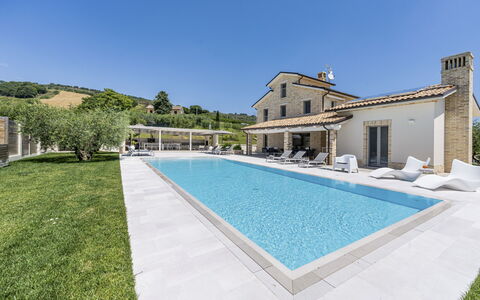Villa Aso: L'Eau, Ciel, Plante, Bâtiment, Piscine, Bleu Azur, Rectangle, Arbre, Maison, Herbe