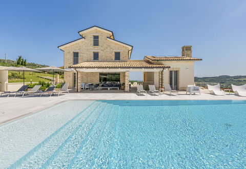 Villa Aso: Ciel, Propriété, L'Eau, Bleu Azur, Architecture, Loisir, Arbre, Plante, Maison, Paysage