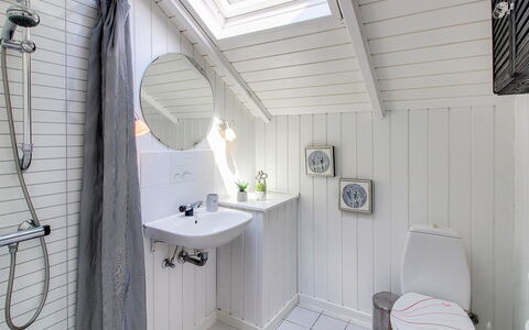 Arnsten: Luminaire Plomberie, Salle De Bains, Design Intérieur, Évier, Sol, Robinet, Sol, Plomberie, Lavabo, Plafond