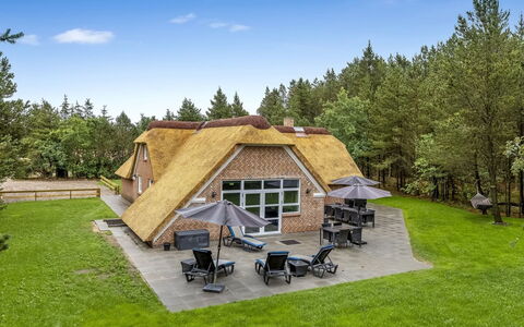Aivars - from the Sea: Toit, Maison, Domicile, Chalet, Porte, Siding, Plate-Forme, Porche, Planche, Dur