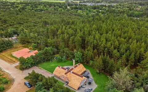 Aivars - from the Sea: Toit, Maison, Domicile, Chalet, Porte, Siding, Plate-Forme, Porche, Planche, Dur