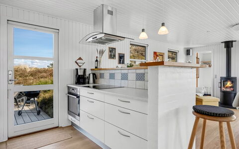 Nashota - 700M from the Sea: Cuisine, Sol, Comptoir, Bois, Design Intérieur, Appareil De Cuisine, Sol, Principaux Appliance, Électroménager, Cabinetry