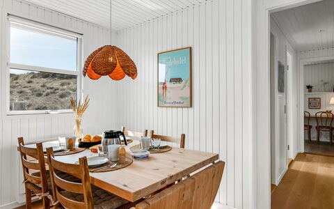 Nashota - 700M from the Sea: Meubles, Design Intérieur, Bois, Plafond, Sol, Sol, Luminaire, Table, Éclairage, Salle À Manger