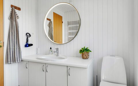 Nashota - 700M from the Sea: Lavabo, Luminaire Plomberie, Design Intérieur, Évier, Salle De Bains, Armoire De Toilette, Robinet, Miroir, Sol, Plomberie