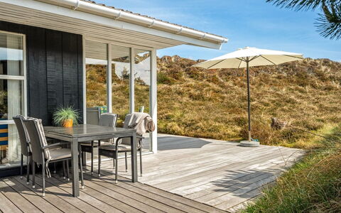 Nashota - 700M from the Sea: Toit, Maison, Domicile, Chalet, Porte, Siding, Plate-Forme, Porche, Planche, Dur