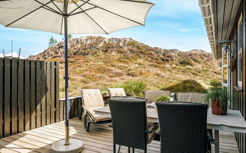 Nashota - 700M from the Sea: Toit, Maison, Domicile, Chalet, Porte, Siding, Plate-Forme, Porche, Planche, Dur