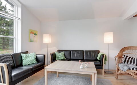 Florense - 2.5Km from the Sea: Meubles, Design Intérieur, Sol, Canapé, Sol, Bois, Salon, Pièce, Domicile, Table