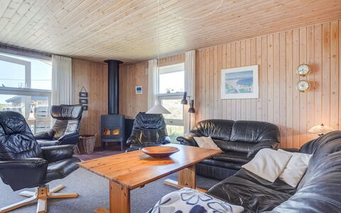 Kirsten - 800M from the Sea: Bois, Plafond, Meubles, Domicile, Porte, Dur, Pièce, Salon, Appartement, Chaise