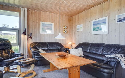 Kirsten - 800M from the Sea: Meubles, Bois, Plafond, Design Intérieur, Salon, Sol, Domicile, Sol, Pièce, Canapé