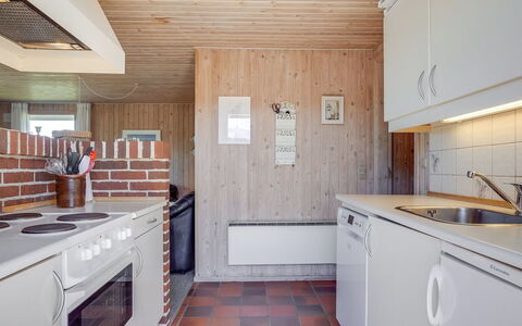 Kirsten - 800M from the Sea: Mur, Bois, Sol, Plafond, Sol, Cuisine, Design Intérieur, Comptoir, Meubles, Cabinetry