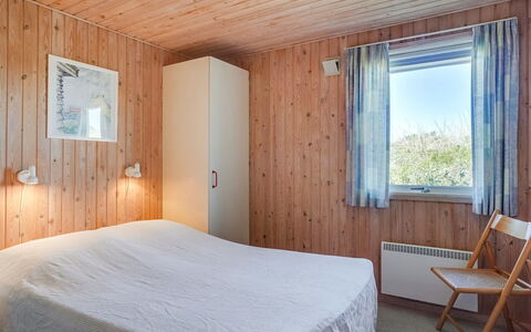 Kirsten - 800M from the Sea: Bois, Chambre, Lit, Drap De Lit, Literie, Cadre De Lit, Plafond, Sol, Dur, Domicile