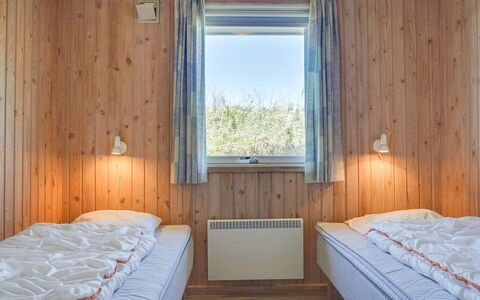Kirsten - 800M from the Sea: Bois, Chambre, Lit, Sol, Drap De Lit, Literie, Cadre De Lit, Plafond, Dur, Tache De Bois