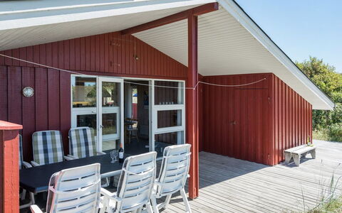Kirsten - 800M from the Sea: Ombre, Plate-Forme, Chalet, Porche, Dur, Mobilier De Jardin, Planche, Chaise, Tache De Bois, Cour